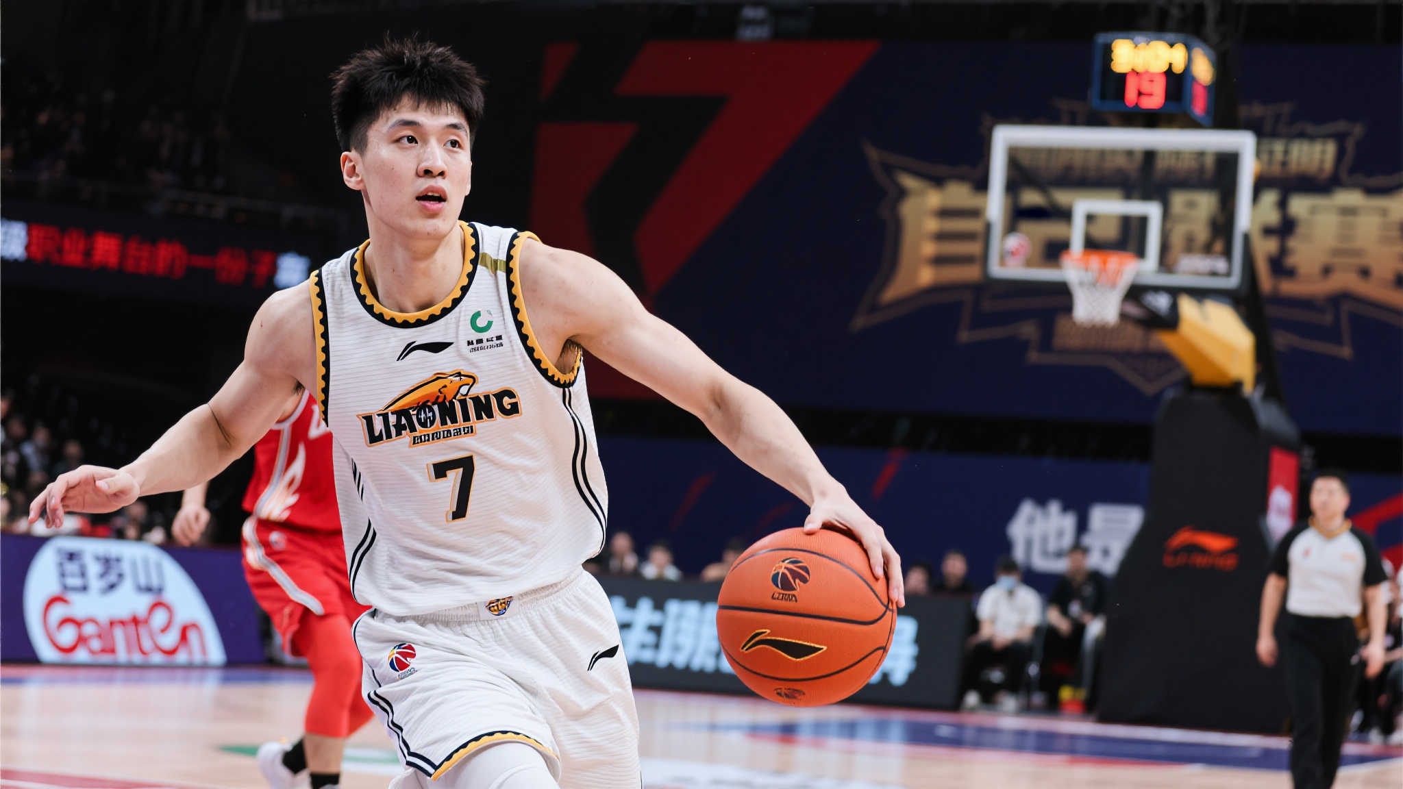 管子煜加冕MVP,北大豪取五冠王,多人入CBA选秀引热议 在此次决赛中,有一个名字频繁地被解说员提起——那就